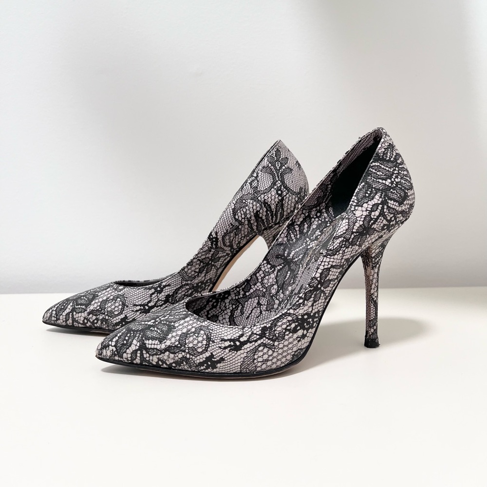 GORGEOUS DOLCE & GABBANA BLACK CHANTILLY LACE PRINTED LEATHER POINTED TOE PUMPS‎ - Picture 2 of 12